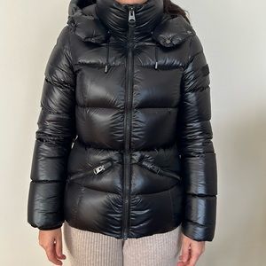 Hooded jacket from MACKAGE with a lustrous finish for women in size XS.